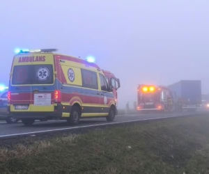 Tragiczna kraksa osobówki z ciężarówką. Droga krajowa zablokowana