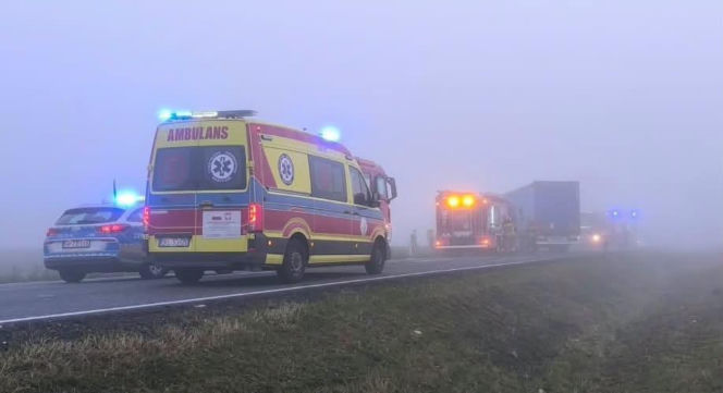 Osobówka zmiażdżona przez ciężarówkę, nie żyje kierowca. Tragedia na drodze krajowej