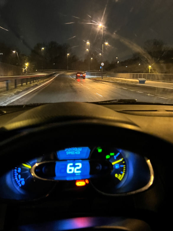 Limuzyna Trzaskowskiego mknie 60 km/h na ulicy z ograniczeniem do 30 km/h