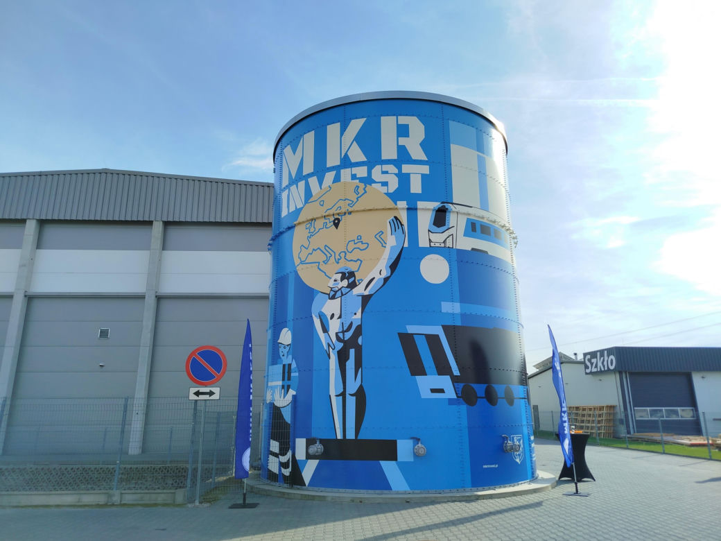 Powiat siedlecki: Nowy mural z wizerunkiem Atlasa „Jacka” powstał na zbiorniku przeciwpożarowym w Borkach Wyrkach przy trasie A2. Farba ma właściwości ekologiczne i oczyszcza powietrze