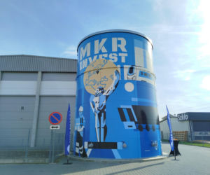 Powiat siedlecki: Nowy mural z wizerunkiem Atlasa „Jacka” powstał na zbiorniku przeciwpożarowym w Borkach Wyrkach przy trasie A2. Farba ma właściwości ekologiczne i oczyszcza powietrze