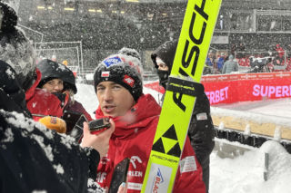 Kamil Stoch pocieszany przez żonę. Popłakał się po ostatnim skoku w Zakopanem. Wzruszający obrazek