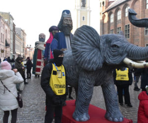 Orszak Trzech Króli 2026 w Toruniu. Zdjęcia z samego serca starówki