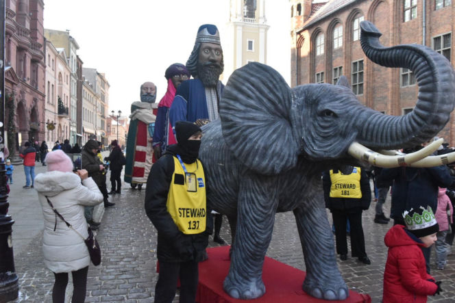 Orszak Trzech Króli 2026 w Toruniu. Zdjęcia z samego serca starówki