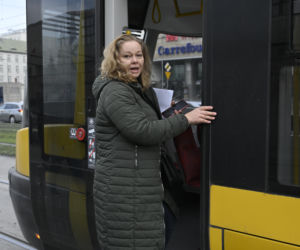 Koniec ze spaniem na siedzeniach w komunikacji miejskiej. Radni przegłosowali uchwałę