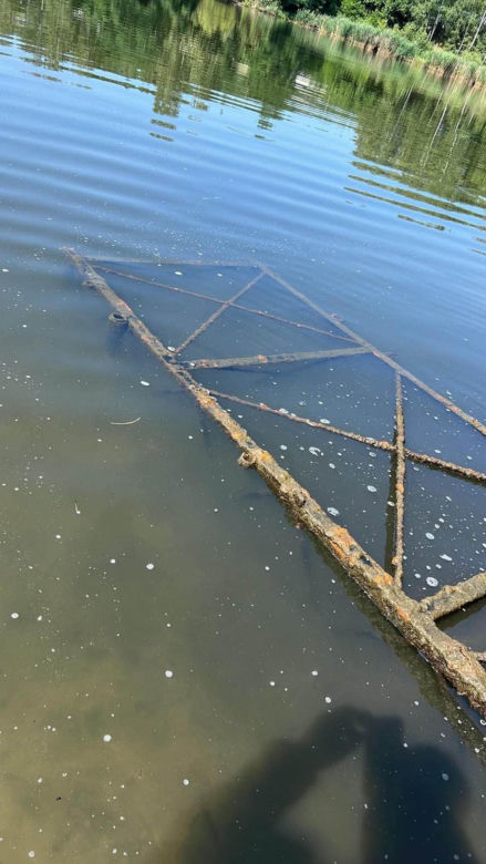 Akcja wydobycia starego mola nad zalewem Piachy