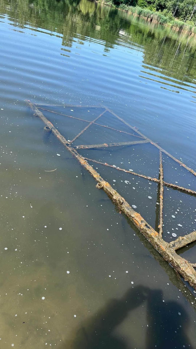 Akcja wydobycia starego mola nad zalewem Piachy