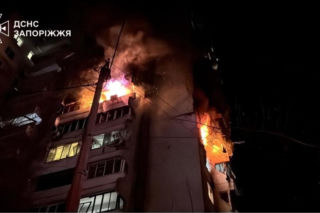 Niespokojna noc na Ukrainie! Rosjanie uderzyli w bloki i pociąg