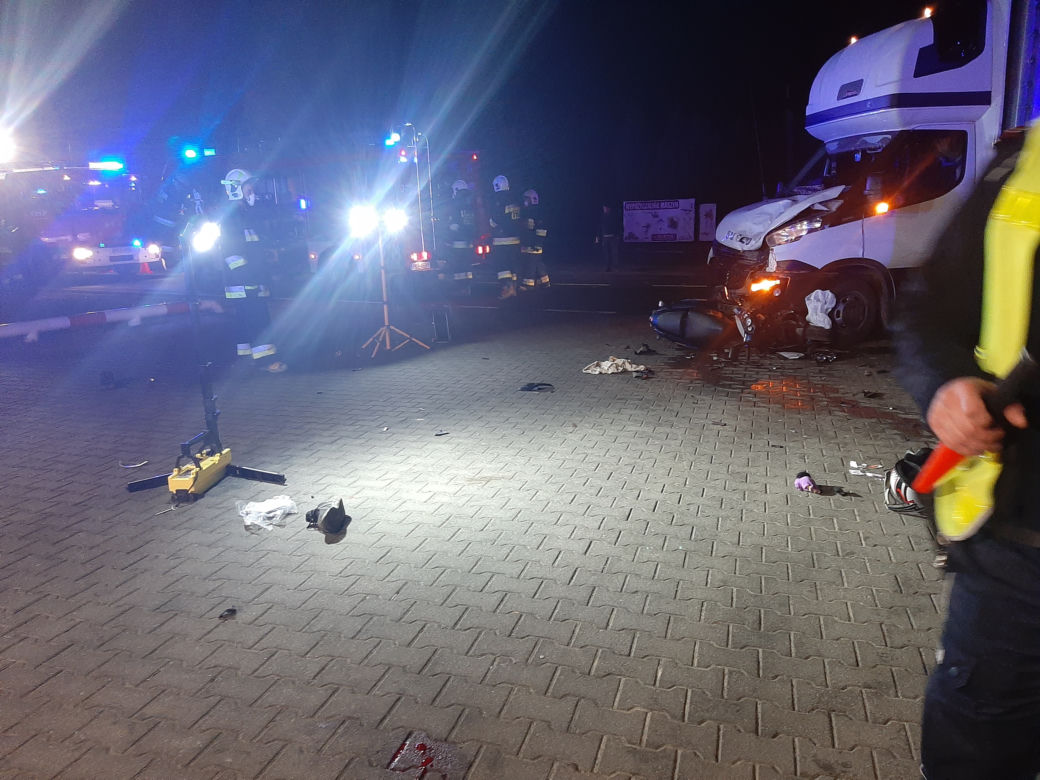 Zderzenie motoroweru z busem DK 11 w Piaskach! Nastoletni braci walczą o życie [ZDJĘCIA]