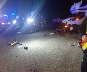 Zderzenie motoroweru z busem DK 11 w Piaskach! Nastoletni braci walczą o życie [ZDJĘCIA]