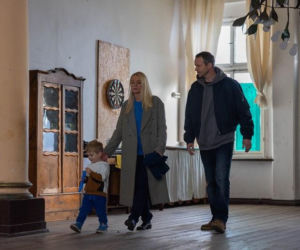 „Pierwsza miłość” odc. 4145 streszczenie. Mateusz pokazuje Emilce ich nowe gniazdko. Romantyczny nastrój psuje mu tylko płacz dziecka