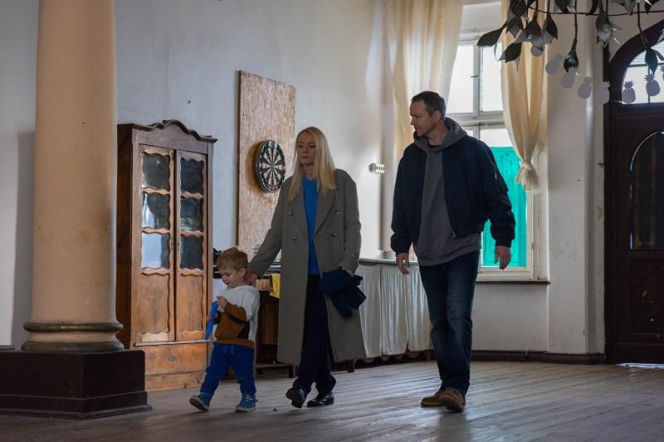 „Pierwsza miłość” odc. 4145 streszczenie. Mateusz pokazuje Emilce ich nowe gniazdko. Romantyczny nastrój psuje mu tylko płacz dziecka