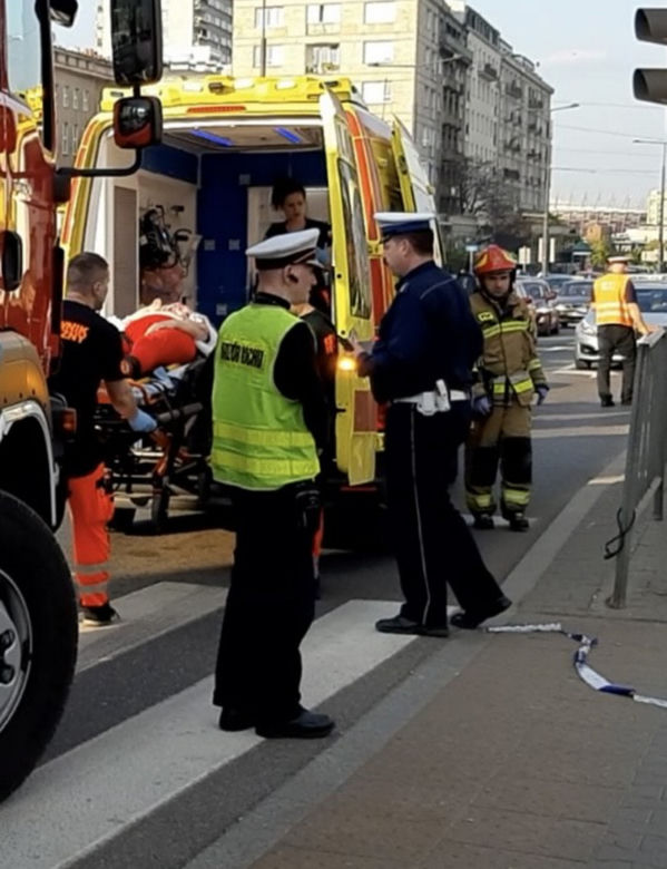  Poważny wypadek w centrum Warszawy! Piesza wpadła pod tramwaj