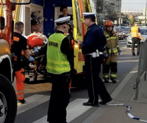  Poważny wypadek w centrum Warszawy! Piesza wpadła pod tramwaj
