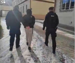 Sylwestrowa bójka pod Rzeszowem. Starli się kibole zwaśnionych klubów. Policja pokazała materiał z zatrzymanymi