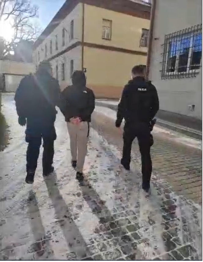 Sylwestrowa bójka pod Rzeszowem. Starli się kibole zwaśnionych klubów. Policja pokazała materiał z zatrzymanymi