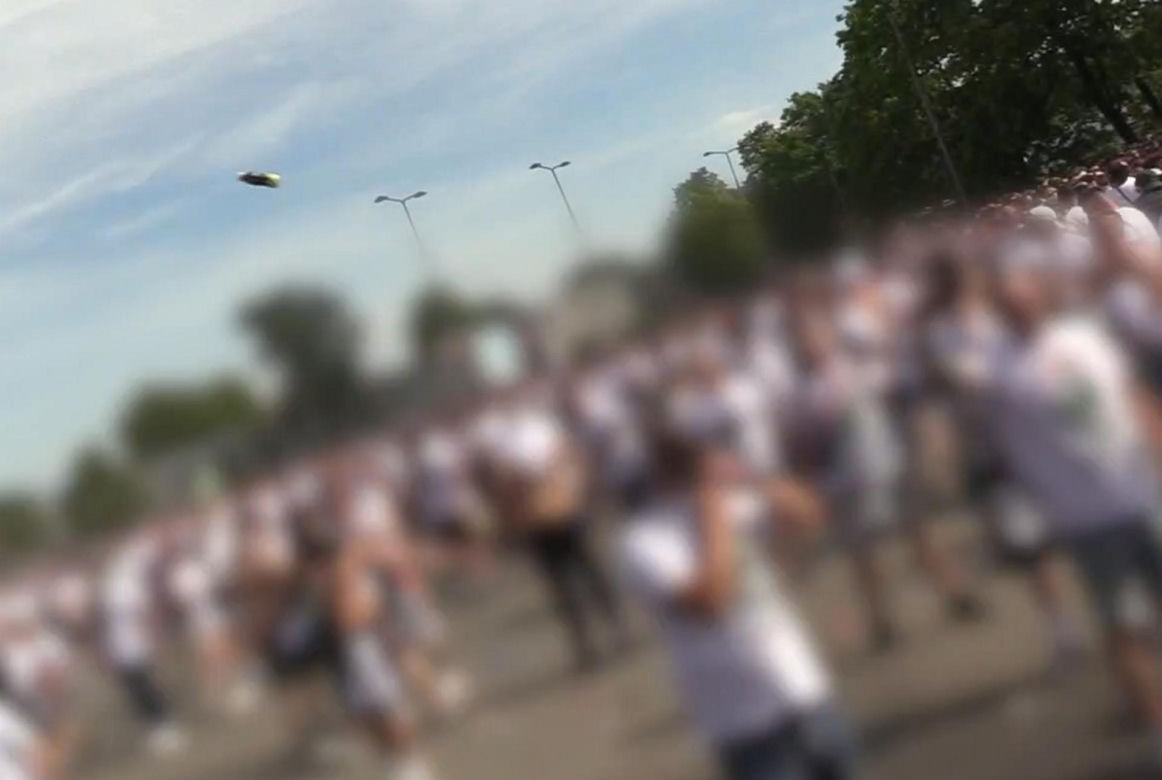 Służby opublikowały szokujące nagranie. Kibice rzucali w policjantów szklanymi butelkami. „Zatrzymali blisko 100 osób”.