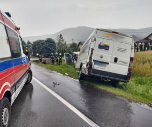 Łososina Dolna. Zderzenie dwóch dostawczaków. Ciężarówka chciała je minąć i skończyła w rowie