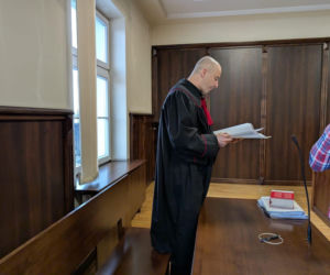Bp Andrzej Jeż na sali sądowej