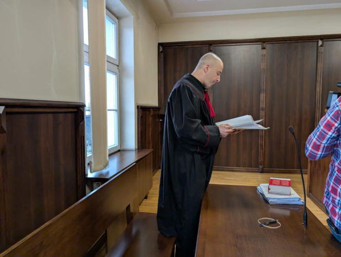 Bp Andrzej Jeż na sali sądowej