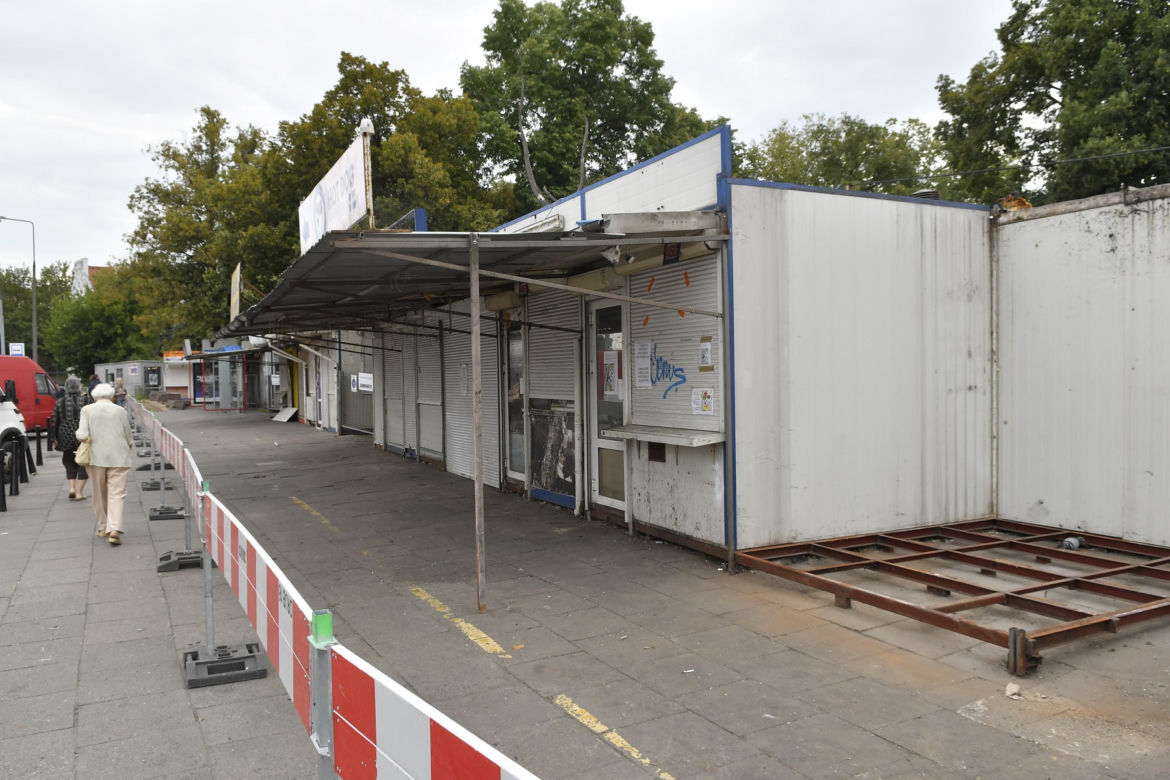 Burzą bazar na Banacha).