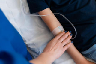 Przetoka do dializ wymaga codziennej kontroli. Te objawy mogą świadczyć o groźnych powikłaniach