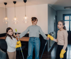 Kłótnie o sprzątanie? Ten sposób zmienia obowiązki w pracę zespołową