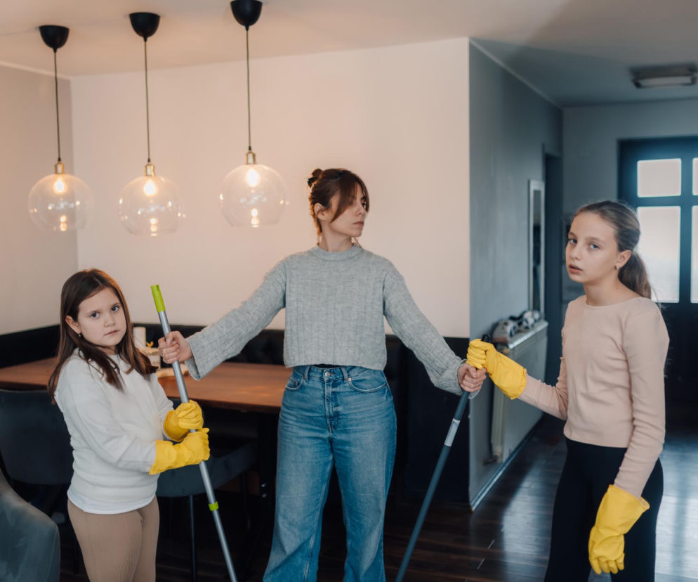 Kłótnie o sprzątanie? Ten sposób zmienia obowiązki w pracę zespołową