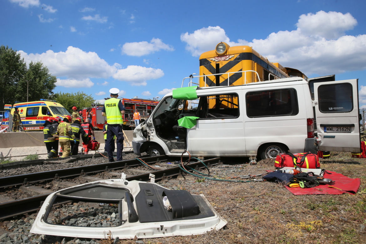 Pociąg masakruje osobowego busa na przejeździe kolejowym