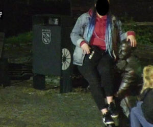 Nocne imprezowanie w Rybniku. Pijana młodzież wspinała się na pomnik, zrywała tulipany i... sikała na budynki [ZDJĘCIA]