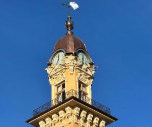 Nowy Sącz szuka firmy, która wymieni szklane tarcze zegara ratuszowego 
