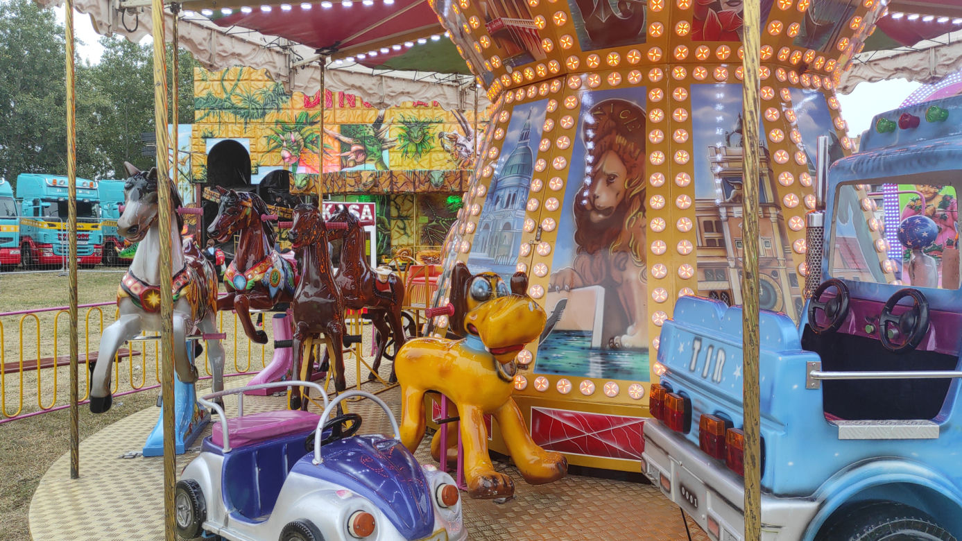 Białystok. Na osiedlu Zielone Wzgórza rozstawił się lunapark