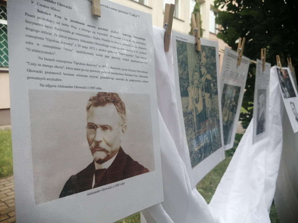 Czytanie na trawie w siedleckim Ekonomiku