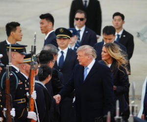 Przywódca Chin przyleciał do USA. Też przeszedł po czerwonym dywanie