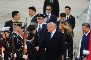 Przywódca Chin przyleciał do USA. Też przeszedł po czerwonym dywanie