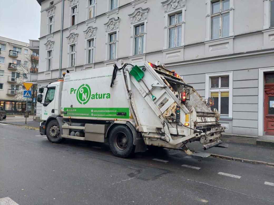 „Śmieciarka prowadzi rano korowód aut na wąskiej ulicy w centrum. Tak jest kilka razy w tygodniu!”