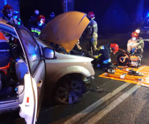 Zielona Góra. Pijany 17-latek zakleszczony w chryslerze! Jechał na samej feldze i bez świateł [ZDJĘCIA]