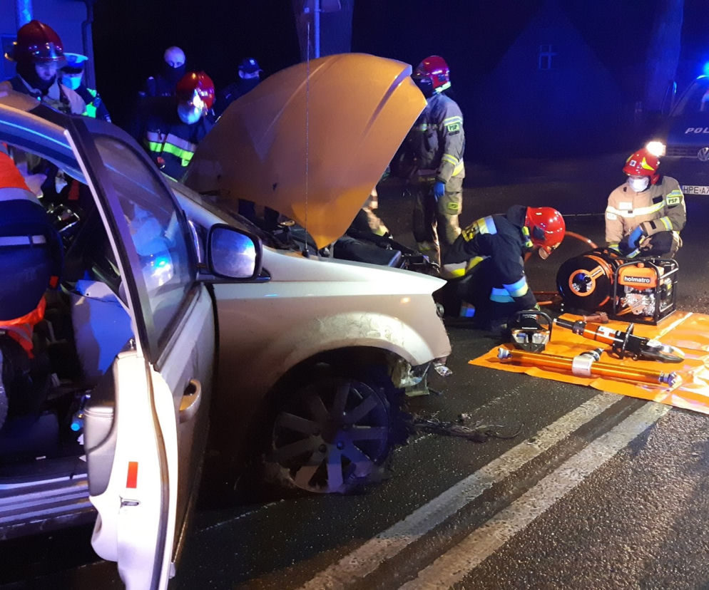 Zielona Góra. Pijany 17-latek zakleszczony w chryslerze! Jechał na samej feldze i bez świateł [ZDJĘCIA]