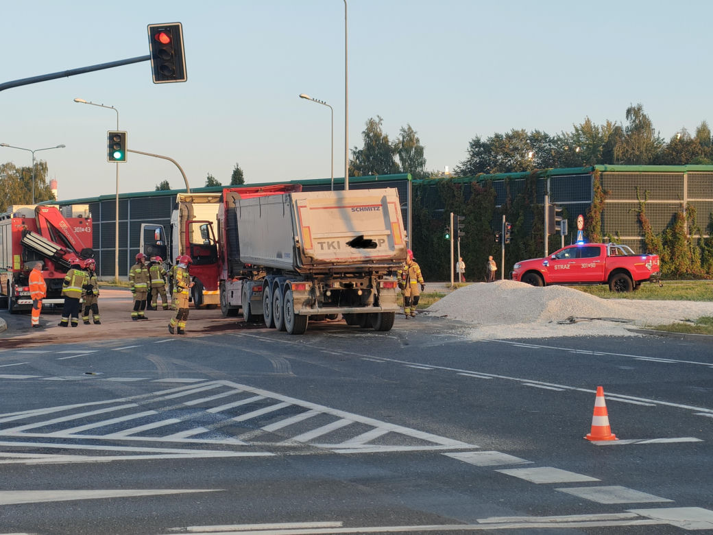 Przewrócona ciężarówka w Kielcach