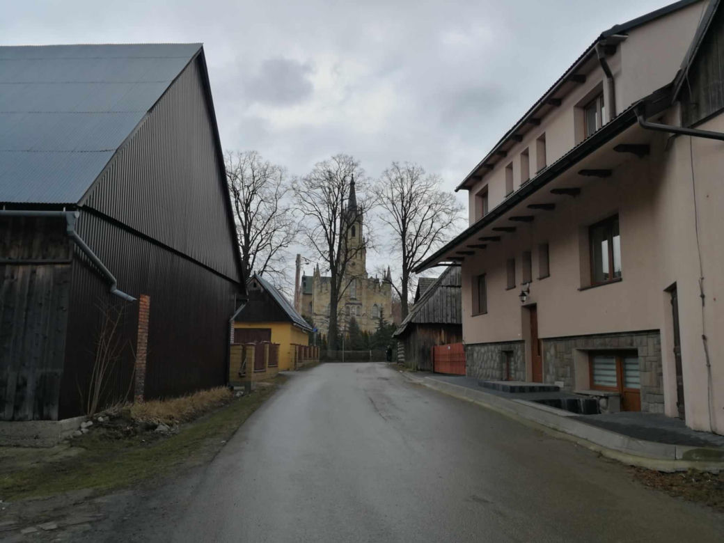 Ta małopolska wieś to żywy skansen. Kilkuset letnie chałupy wciąż zamieszkują mieszkańcy