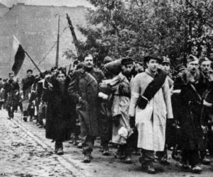 Unikatowe zdjęcia z Powstania Warszawskiego. To już 73. rocznica [GALERIA]