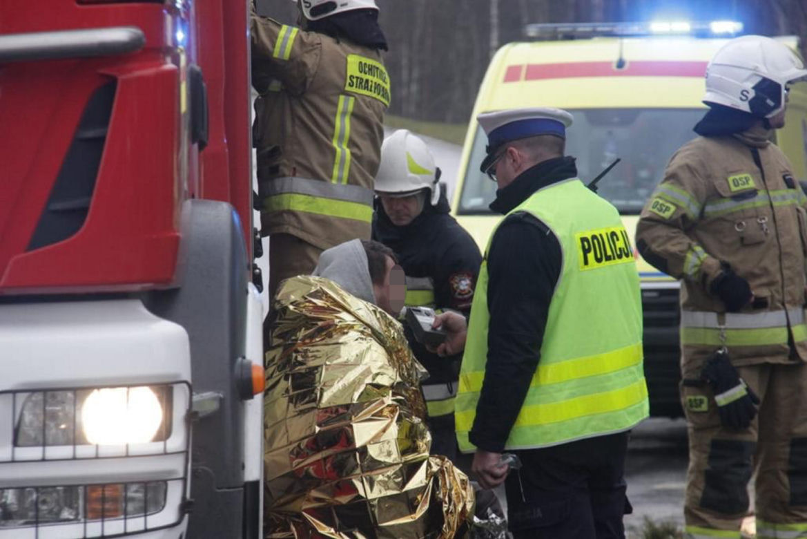 Wypadek w Wawrze. Roztrzaskali się osobówką. To cud, że nic im się nie stało!