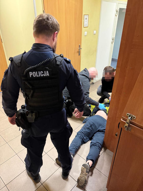  Samochodem rozbił szklane drzwi 