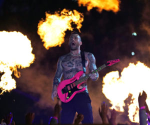 Maroon 5 i Adam Levine podczas Super Bowl 2019