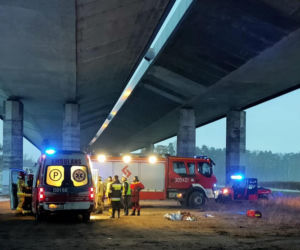 Wrocław: Koszmarny finał niegroźnej kolizji. Kobieta wysiadła z auta i spadła z mostu
