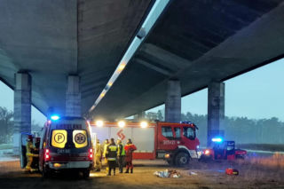 Wrocław: Koszmarny finał niegroźnej kolizji. Kobieta wysiadła z auta i spadła z mostu