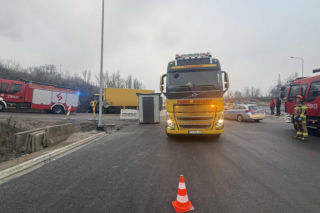 Zderzenie dwóch ciężarówek w Krakowie. Droga zablokowana, są ranni