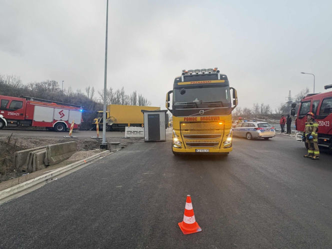 Zderzenie dwóch ciężarówek w Krakowie. Droga zablokowana, są ranni