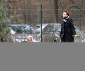 Premier w szpilkach na placu zabaw