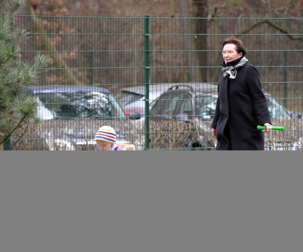 Premier w szpilkach na placu zabaw